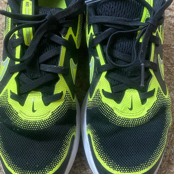 Nike Kids' Grade School Cosmic Runner Shoes, Size 3.5, Black/Volt - Picture 4 of 9